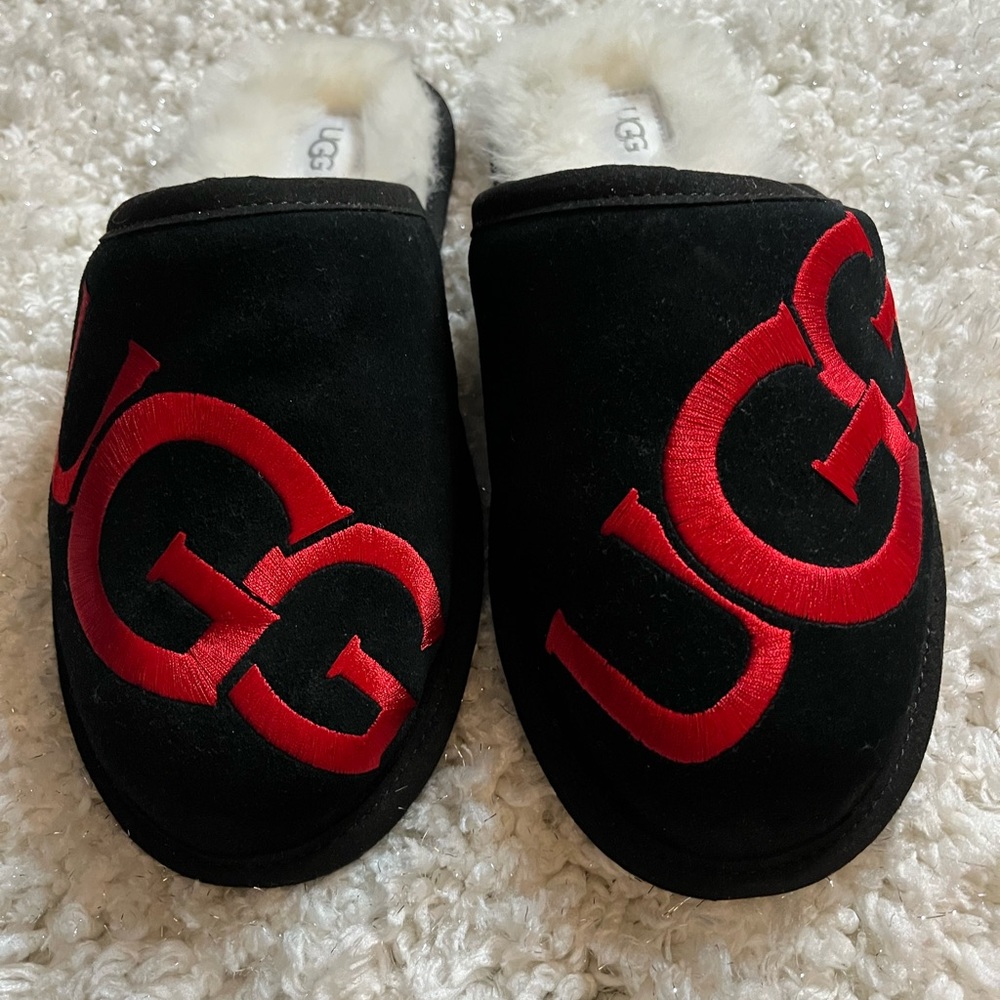 UGG “Scuff” Logo Suede Slippers
Samba Black/Red/White
